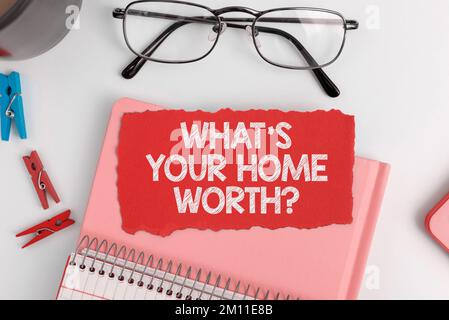 Konzeptüberschrift Was ist Ihr Zuhause wert? Geschäftsansatz Wert eines Kostensatzes für Immobilien Stockfoto