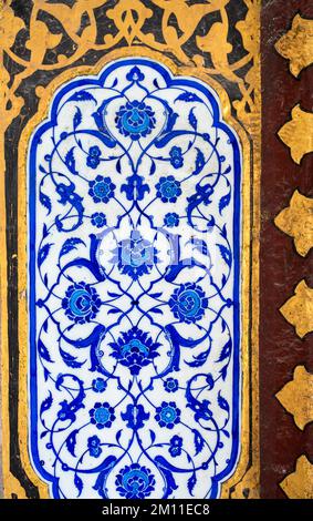 Blaue osmanische Fliesen an der Wand des Topkapi-Palastes in Istanbul. Stockfoto