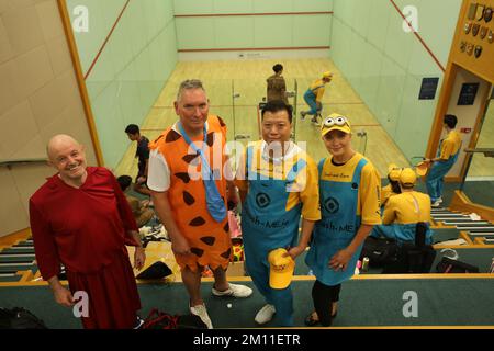 Von links: Steve Gollop, Chairman Squash Section Charity Sub Committee, Damien Laracy, Managing PartnerLaw Company of Hill Dickenson, Charles Li, Chief Executive Officer von Pelican Financial, und Karen Scheinecker, Managing Director of Oceanic Industrial Centre beim 2022 Annual Wing Ding Charity Tournament im HKFC Squash Center. 19NOV22 SCMP/Xiaomei Chen Stockfoto