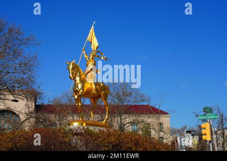 PHILADELPHIA, PA, -1. DEZEMBER 2022 - Blick auf eine Wahrzeichen-Statue der Jeanne d'Arc in Philly, Pennsylvania. Stockfoto