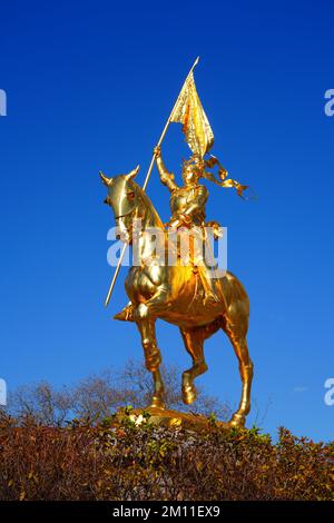 PHILADELPHIA, PA, -1. DEZEMBER 2022 - Blick auf eine Wahrzeichen-Statue der Jeanne d'Arc in Philly, Pennsylvania. Stockfoto