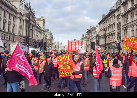 London, Großbritannien. 9.. Dezember 2022 Demonstranten marschieren in Whitehall. Tausende von Postangestellten veranstalteten eine riesige Kundgebung auf dem Parliament Square, um sich mit den laufenden Poststreiks der CWU (Communication Workers Union) zu solidarisieren und den Rücktritt des CEO von Royal Mail Simon Thompson zu fordern. Kredit: Vuk Valcic/Alamy Live News Stockfoto