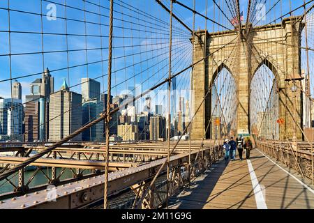 New York. Manhattan. Vereinigte Staaten. Überqueren Sie die Brooklyn Bridge zu Fuß Stockfoto