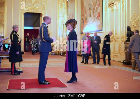 Frau Natalie O'Rourke, Eigentümerin von Park Lane Stables Riding for the Disabled aus Teddington, wird vom Prince of Wales in Windsor Castle zum Mitglied des britischen Empire ernannt. Die Auszeichnung wurde für Dienstleistungen für Menschen mit Behinderungen und für die Gemeinde in Teddington, London Borough of Richmond upon Thames verliehen.Foto: Mittwoch, 7. Dezember 2022. Stockfoto