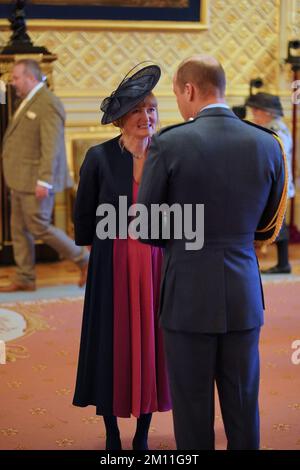 Frau Natalie O'Rourke, Eigentümerin von Park Lane Stables Riding for the Disabled aus Teddington, wird vom Prince of Wales in Windsor Castle zum Mitglied des britischen Empire ernannt. Die Auszeichnung wurde für Dienstleistungen für Menschen mit Behinderungen und für die Gemeinde in Teddington, London Borough of Richmond upon Thames verliehen.Foto: Mittwoch, 7. Dezember 2022. Stockfoto