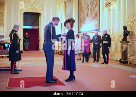 Frau Natalie O'Rourke, Eigentümerin von Park Lane Stables Riding for the Disabled aus Teddington, wird vom Prince of Wales in Windsor Castle zum Mitglied des britischen Empire ernannt. Die Auszeichnung wurde für Dienstleistungen für Menschen mit Behinderungen und für die Gemeinde in Teddington, London Borough of Richmond upon Thames verliehen.Foto: Mittwoch, 7. Dezember 2022. Stockfoto