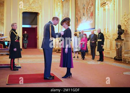 Frau Natalie O'Rourke, Eigentümerin von Park Lane Stables Riding for the Disabled aus Teddington, wird vom Prince of Wales in Windsor Castle zum Mitglied des britischen Empire ernannt. Die Auszeichnung wurde für Dienstleistungen für Menschen mit Behinderungen und für die Gemeinde in Teddington, London Borough of Richmond upon Thames verliehen.Foto: Mittwoch, 7. Dezember 2022. Stockfoto