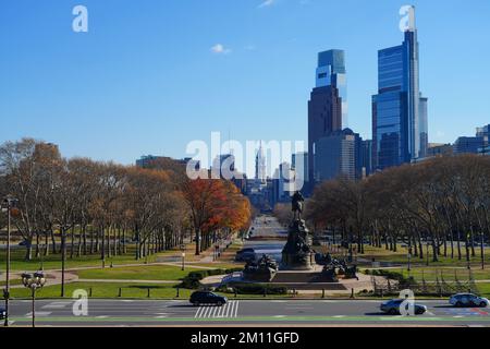 PHILADELPHIA, PA, -1. DEZEMBER 2022 - Blick auf die Innenstadt von Philadelphia vom Philadelphia Museum of Art in Fairmount. Stockfoto