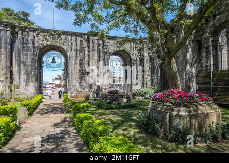 Blick auf die Innengärten der Ruinen der alten Kirche in der Stadt Cartago in Costa Rica Stockfoto