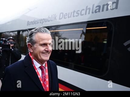 Stuttgart, Deutschland. 09.. Dezember 2022. Frank Nopper (CDU), der Bürgermeister von Stuttgart, der Hauptstadt von Baden-Württemberg, nimmt während der Sonderreise an der feierlichen Eröffnung der neuen Eisenbahnlinie Wendlingen-Ulm Teil. Von Stuttgart aus fährt ein besonderer EISZUG mit geladenen Gästen auf der neuen Linie von Stuttgart nach Ulm ab. Kredit: Bernd Weißbrod/dpa/Alamy Live News Stockfoto