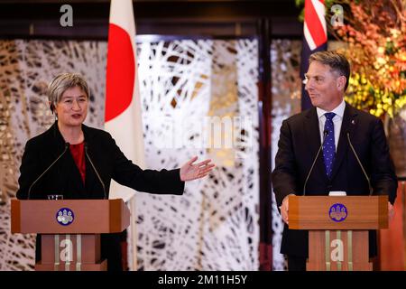 Tokio, Japan. 9.. Dezember 2022. (L bis R) Australiens Außenminister Penny Wong und Australiens Verteidigungsminister Richard Marles sprechen während einer Pressekonferenz im Ikura Guest House in Tokio, Japan. (Kreditbild: © Rodrigo Reyes Marin/ZUMA Press Wire) Stockfoto