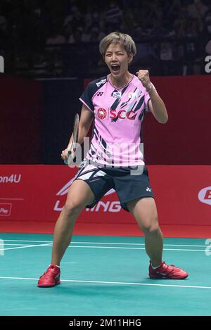 Bangkok, Thailand. 09.. Dezember 2022. Sapsiree Taerattanachai aus Thailand reagiert während des Badminton Mixed Double bei den HSBC BWF World Tour Finals 2022 im Nimibutr Stadium. Dechapol Puavaranukroh und Sapsiree Taerattanachai gewannen Wang Yi Lyu und Huang Dong Ping 2-0 (23-21, 21-13). Kredit: SOPA Images Limited/Alamy Live News Stockfoto