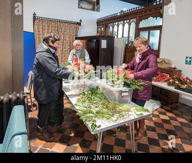 Vorbereitung der Kirchendekoration in der St. Andrews Kirche in Gargrave, North Yorkshire, Dezember 2022. Stockfoto