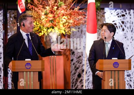Tokio, Japan. 9.. Dezember 2022. (L bis R) Australiens Verteidigungsminister Richard Marles und Japans Außenminister Yoshimasa Hayashi sprechen auf einer Pressekonferenz im Ikura Guest House in Tokio, Japan. (Kreditbild: © Rodrigo Reyes Marin/ZUMA Press Wire) Stockfoto