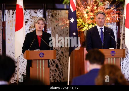 Tokio, Japan. 9.. Dezember 2022. (L bis R) Australiens Außenminister Penny Wong und Australiens Verteidigungsminister Richard Marles sprechen während einer Pressekonferenz im Ikura Guest House in Tokio, Japan. (Kreditbild: © Rodrigo Reyes Marin/ZUMA Press Wire) Stockfoto