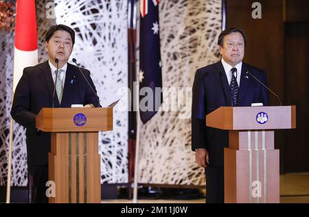 Tokio, Japan. 9.. Dezember 2022. (L bis R) der japanische Außenminister Yoshimasa Hayashi und der japanische Verteidigungsminister Yasukazu Hamada sprechen auf einer Pressekonferenz im Ikura Guest House in Tokio, Japan. (Kreditbild: © Rodrigo Reyes Marin/ZUMA Press Wire) Stockfoto