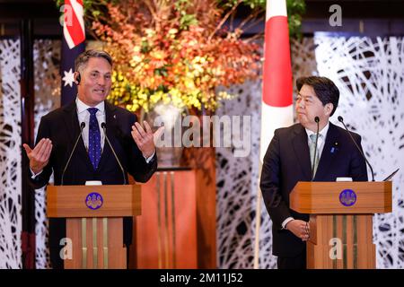 Tokio, Japan. 9.. Dezember 2022. (L bis R) Australiens Verteidigungsminister Richard Marles und Japans Außenminister Yoshimasa Hayashi sprechen auf einer Pressekonferenz im Ikura Guest House in Tokio, Japan. (Kreditbild: © Rodrigo Reyes Marin/ZUMA Press Wire) Stockfoto