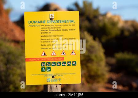 Gelbes Schild mit rot-weißem französischem Text im Wald in Südfrankreich, das auf einen Departmentbereich und die einzuhaltenden Regeln hinweist Stockfoto