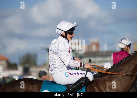 Jockey PJ McDonald auf Kadovar bei York Races. Stockfoto