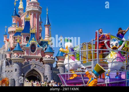 PARIS, FRANKREICH - 11. AUGUST 2022: Der Disneyland Park ist der ursprüngliche Freizeitpark des Komplexes, der 1992 eröffnet wurde. Ein zweiter Freizeitpark, Walt Disney Studios Stockfoto