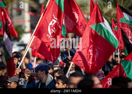 Gaza-Stadt, Gaza-Stri, Palästina. 8.. Dezember 2022. Gaza-Stadt, Gaza-Streifen, Palästina. 8. Dezember 2022: Anhänger der Front Popular for the Liberation of Palestine nehmen an den Feierlichkeiten in Gaza Teil, um den 55.. Jahrestag der Gründung der PFLP-Bewegung zu feiern (Kreditbild: © Yousef Mohammed/IMAGESLIVE via ZUMA Press Wire) Stockfoto