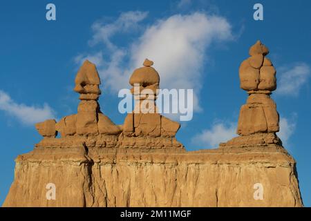 Die Felsformation „Three Sisters“ im Goblin Valley State Park bei Hanksville, Utah Stockfoto