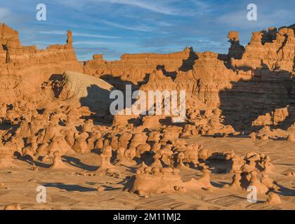 Hunderte von Hoodoos, die bei Kobolden im Goblin Valley State Park bei Hanksville, Utah, bekannt sind Stockfoto