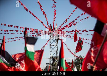 Gaza-Stadt, Gaza-Stri, Palästina. 8.. Dezember 2022. Gaza-Stadt, Gaza-Streifen, Palästina. 8. Dezember 2022: Anhänger der Front Popular for the Liberation of Palestine nehmen an den Feierlichkeiten in Gaza Teil, um den 55.. Jahrestag der Gründung der PFLP-Bewegung zu feiern (Kreditbild: © Yousef Mohammed/IMAGESLIVE via ZUMA Press Wire) Stockfoto