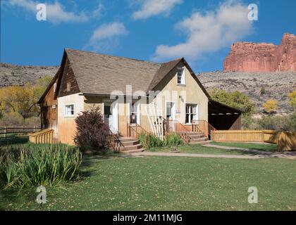 Haus im Gifford Homestead am Scenic Drive im Capitol Reef National Park, Utah. Das Gifford House ist bekannt für seine hausgemachten Obstkuchen. Stockfoto