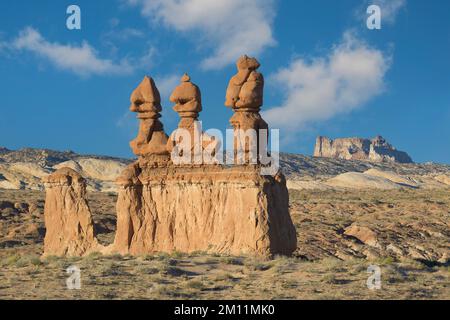 Die Felsformation „Three Sisters“ im Goblin Valley State Park bei Hanksville, Utah Stockfoto