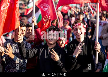 Gaza-Stadt, Gaza-Stri, Palästina. 8.. Dezember 2022. Gaza-Stadt, Gaza-Streifen, Palästina. 8. Dezember 2022: Anhänger der Front Popular for the Liberation of Palestine nehmen an den Feierlichkeiten in Gaza Teil, um den 55.. Jahrestag der Gründung der PFLP-Bewegung zu feiern (Kreditbild: © Yousef Mohammed/IMAGESLIVE via ZUMA Press Wire) Stockfoto