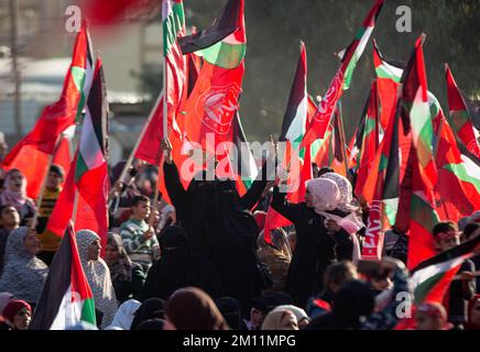 Gaza-Stadt, Gaza-Stri, Palästina. 8.. Dezember 2022. Gaza-Stadt, Gaza-Streifen, Palästina. 8. Dezember 2022: Anhänger der Front Popular for the Liberation of Palestine nehmen an den Feierlichkeiten in Gaza Teil, um den 55.. Jahrestag der Gründung der PFLP-Bewegung zu feiern (Kreditbild: © Yousef Mohammed/IMAGESLIVE via ZUMA Press Wire) Stockfoto