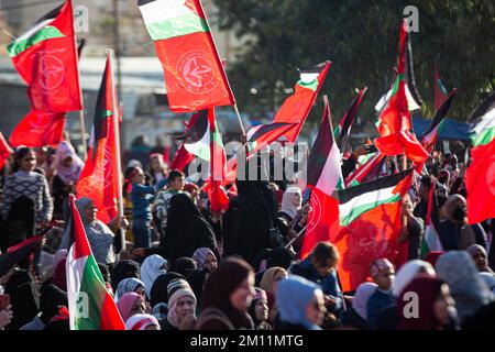 Gaza-Stadt, Gaza-Stri, Palästina. 8.. Dezember 2022. Gaza-Stadt, Gaza-Streifen, Palästina. 8. Dezember 2022: Anhänger der Front Popular for the Liberation of Palestine nehmen an den Feierlichkeiten in Gaza Teil, um den 55.. Jahrestag der Gründung der PFLP-Bewegung zu feiern (Kreditbild: © Yousef Mohammed/IMAGESLIVE via ZUMA Press Wire) Stockfoto