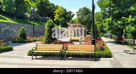 ODESSA, UKRAINE - 16. JUNI 2019: Dies ist eine der Terrassen des Istanbul Park, der sich an den Hängen in der Nähe des Seehafens befindet. Stockfoto