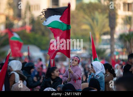 Gaza-Stadt, Gaza-Stri, Palästina. 8.. Dezember 2022. Gaza-Stadt, Gaza-Streifen, Palästina. 8. Dezember 2022: Anhänger der Front Popular for the Liberation of Palestine nehmen an den Feierlichkeiten in Gaza Teil, um den 55.. Jahrestag der Gründung der PFLP-Bewegung zu feiern (Kreditbild: © Yousef Mohammed/IMAGESLIVE via ZUMA Press Wire) Stockfoto