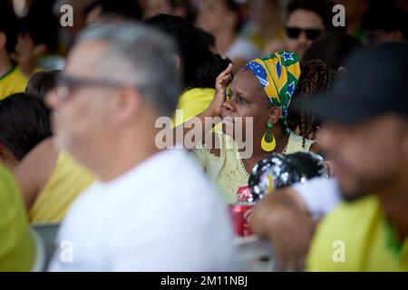 Rio Claro, Brasilien. 09.. Dezember 2022. Brasilianische Fans sehen sich am 9. Dezember 2022 in Rio Claro, Sao Paulo, Brasilien, ein Spiel gegen Kroatien an, das für das Viertelfinale der Weltmeisterschaft gültig ist. (Foto: Igor do Vale/Sipa USA) Guthaben: SIPA USA/Alamy Live News Stockfoto