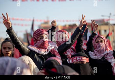 Gaza-Stadt, Gaza-Stri, Palästina. 8.. Dezember 2022. Gaza-Stadt, Gaza-Streifen, Palästina. 8. Dezember 2022: Anhänger der Front Popular for the Liberation of Palestine nehmen an den Feierlichkeiten in Gaza Teil, um den 55.. Jahrestag der Gründung der PFLP-Bewegung zu feiern (Kreditbild: © Yousef Mohammed/IMAGESLIVE via ZUMA Press Wire) Stockfoto