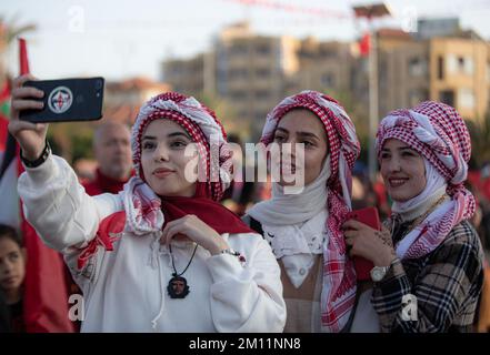 Gaza-Stadt, Gaza-Stri, Palästina. 8.. Dezember 2022. Gaza-Stadt, Gaza-Streifen, Palästina. 8. Dezember 2022: Anhänger der Front Popular for the Liberation of Palestine nehmen an den Feierlichkeiten in Gaza Teil, um den 55.. Jahrestag der Gründung der PFLP-Bewegung zu feiern (Kreditbild: © Yousef Mohammed/IMAGESLIVE via ZUMA Press Wire) Stockfoto