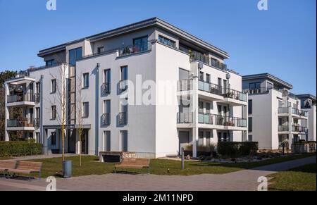 Moderne Wohnkomplexe im Frühling in einer Stadt. Immobilien in Deutschland. Stockfoto