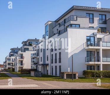 Moderne Wohnkomplexe im Frühling in einer Stadt. Immobilien in Deutschland. Stockfoto