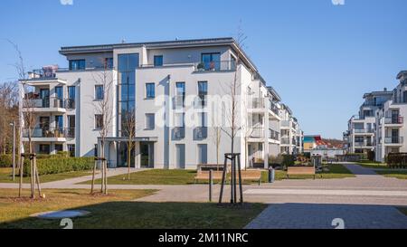 Moderne Wohnkomplexe im Frühling in einer Stadt. Immobilien in Deutschland. Stockfoto