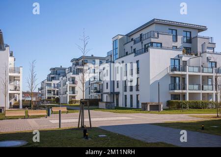 Moderne Wohnkomplexe im Frühling in einer Stadt. Immobilien in Deutschland. Stockfoto