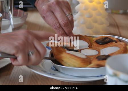 Kopenhagen/Dänemark/09. Dezember 2022/ Dänischer Kuchen und Kaffee in ...