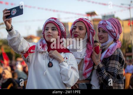 Gaza-Stadt, Gaza-Stri, Palästina. 8.. Dezember 2022. Gaza-Stadt, Gaza-Streifen, Palästina. 8. Dezember 2022: Anhänger der Front Popular for the Liberation of Palestine nehmen an den Feierlichkeiten in Gaza Teil, um den 55.. Jahrestag der Gründung der PFLP-Bewegung zu feiern (Kreditbild: © Yousef Mohammed/IMAGESLIVE via ZUMA Press Wire) Stockfoto