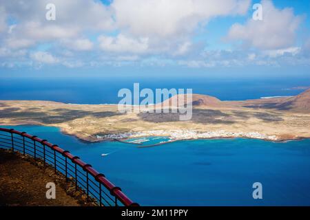 Luftaufnahme der Insel La Graciosa aus der Vogelperspektive von El Mirador auf der Insel Lanzarote auf den Kanarischen Inseln in Spanien Stockfoto