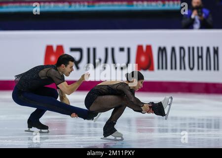 Turin, Italien. 08.. Dezember 2022. Rebecca Ghilardi und Filippo Ambrosini aus Italien treten Day1 gegeneinander an – PAARE S.P. ISU Grand Prix des Eiskunstlauf-Finales Turin 2022 in Palavela. Kredit: SOPA Images Limited/Alamy Live News Stockfoto