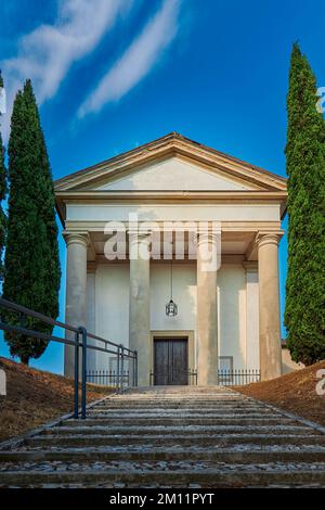 Auf einer Treppe, die zu einem Friedhof in Pieve di Soligo führt, gibt es eine Halle mit vier Säulen Stockfoto