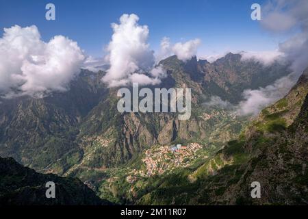 Berglandschaft mit der Stadt Curral das Freiras auf Madeira Stockfoto