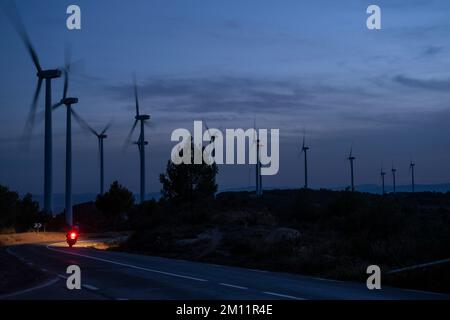 Windturbinen bei Sonnenuntergang in Spanien Stockfoto