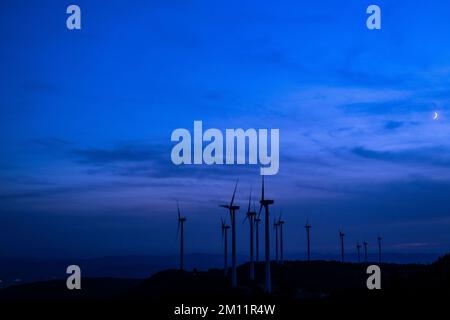 Windturbinen bei Sonnenuntergang in Spanien Stockfoto